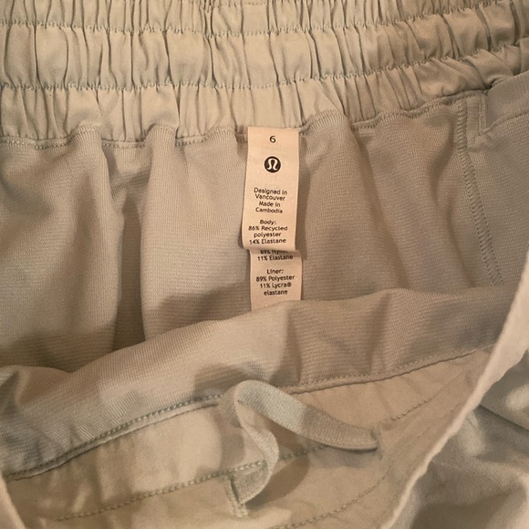 Lululemon mint blue hotty hot size 6 shorts 4 inch - Picture 3 of 5